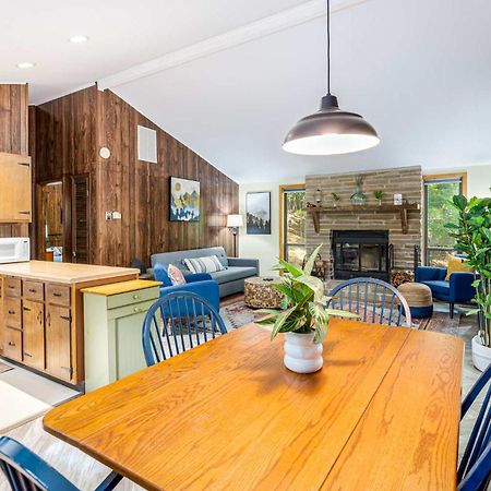 Modern W Fire Pit Deck, Grill & Hot Tub Βίλα Berkeley Springs Εξωτερικό φωτογραφία